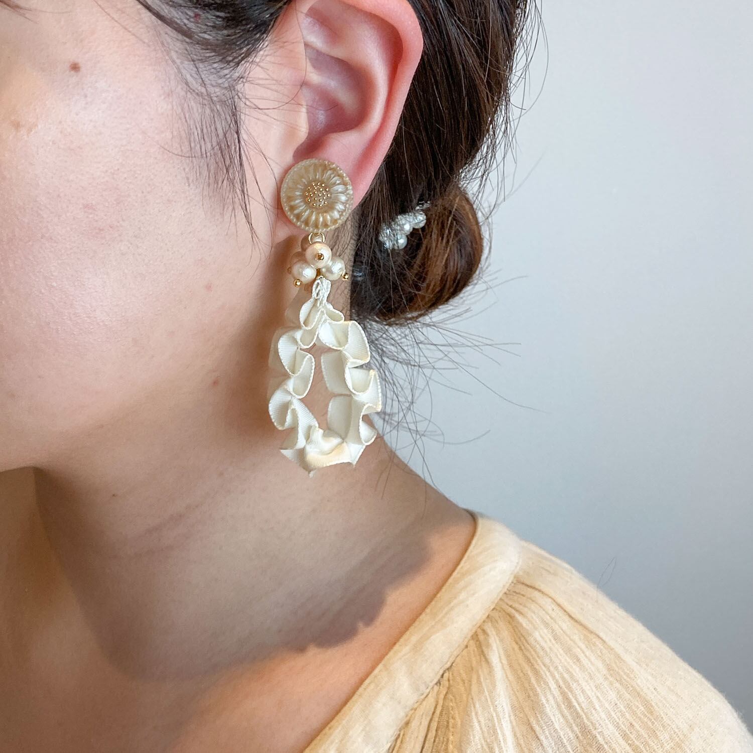 チェコガラスとMOKUBAアシメ白リボンの〈ピアス/イヤリング〉