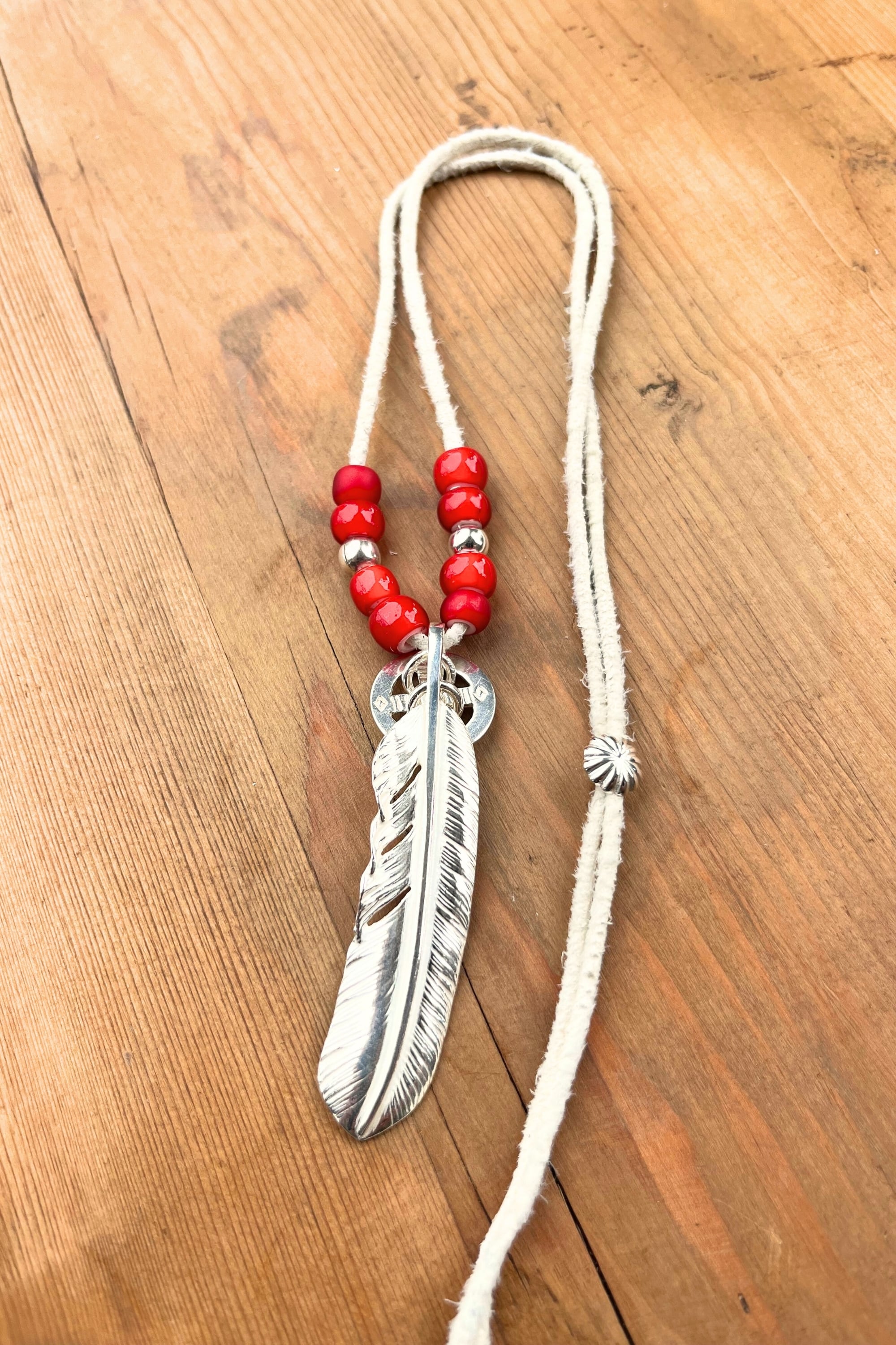 go78 プレーン特大フェザー ホワイトハーツ、ビーズ革紐ホイールカスタム