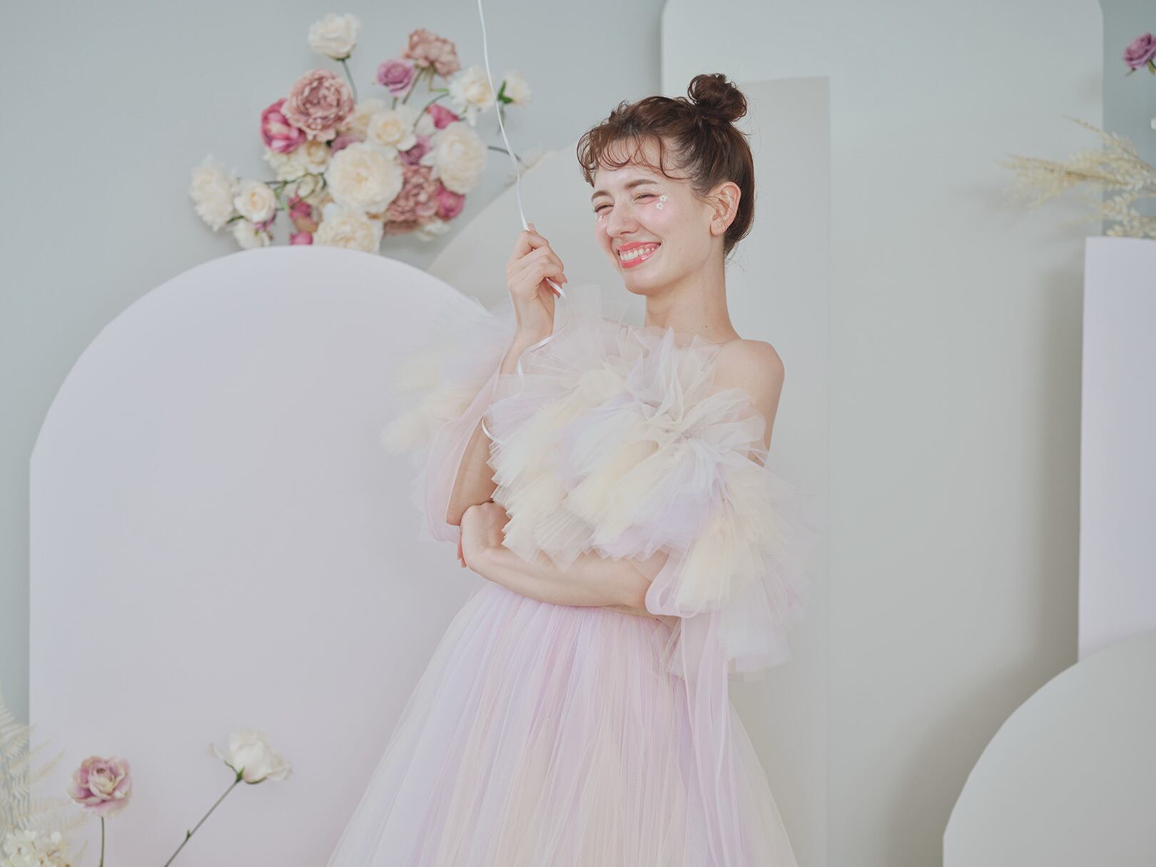 薄いピンク オフショルダー ドレス ビーズ装飾付き