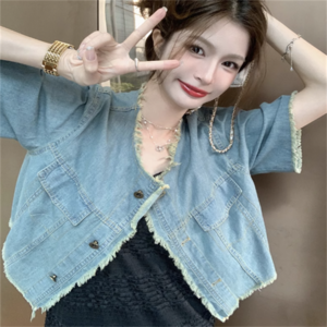 【送料無料】 デニムジャケット アウター 羽織り ショート 袖あり 半袖 Vネック フレア Aライン フリンジ 薄手生地 デニム かわいい 大人可愛い 綺麗 シンプル カジュアル おしゃれ お洒落 大人女子 こなれ感 コンサバ 定番アイテム 体型カバー ガーリー ヘルシー系 無地 20代 30代 40代 レディース 女性用 ママ服 お出かけ 女子会 お呼ばれ お茶会 授業参観 アウトドア 夏 着回し 普段使い 韓国 オルチャン ファッション スタイル オーバーシルエット デイリーユース プチプラ