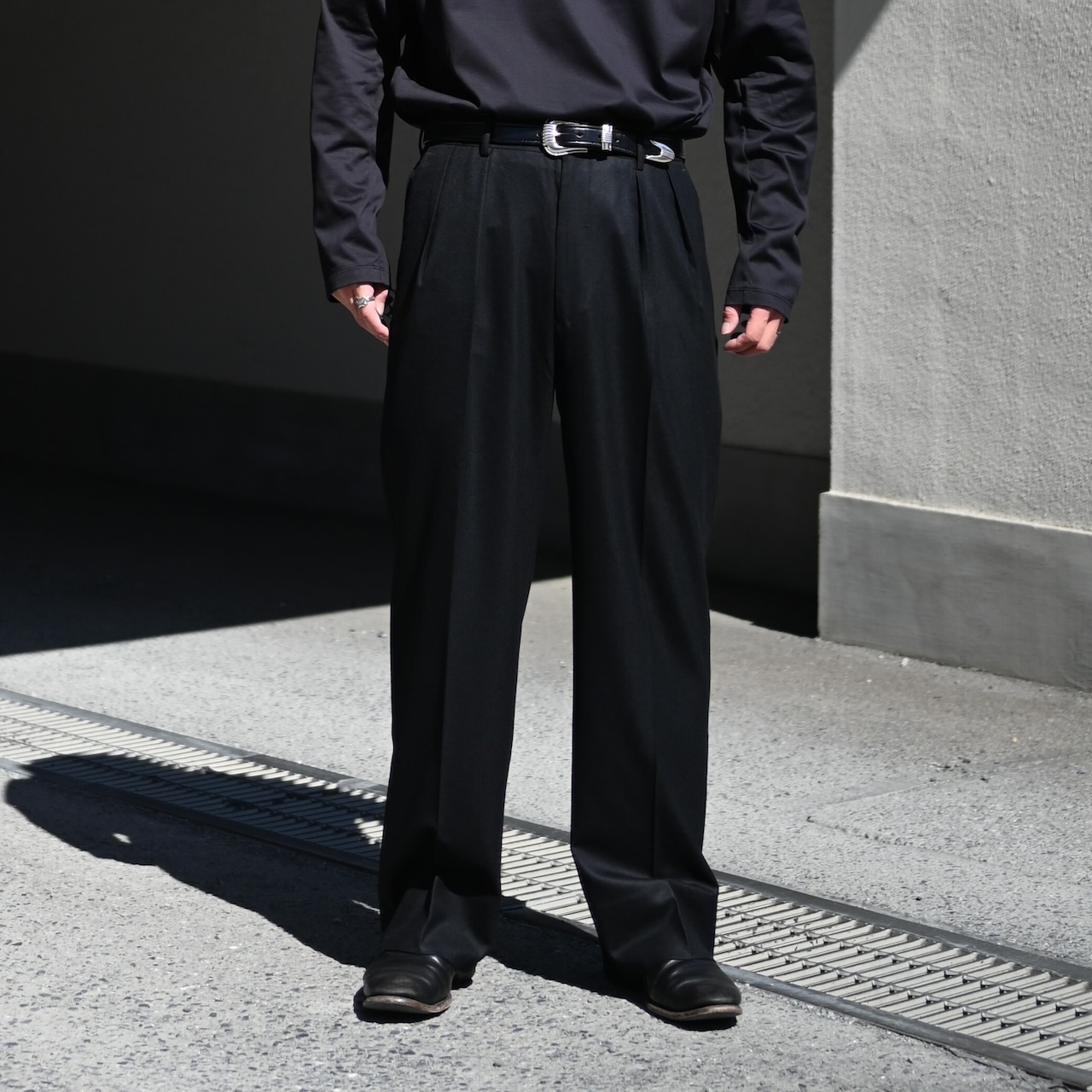 INTERIM / SUPER 120'S LIGHT WOOL FRANO WITH LEATHER PIPING 2-TUCK STRAIGHT SLACKS