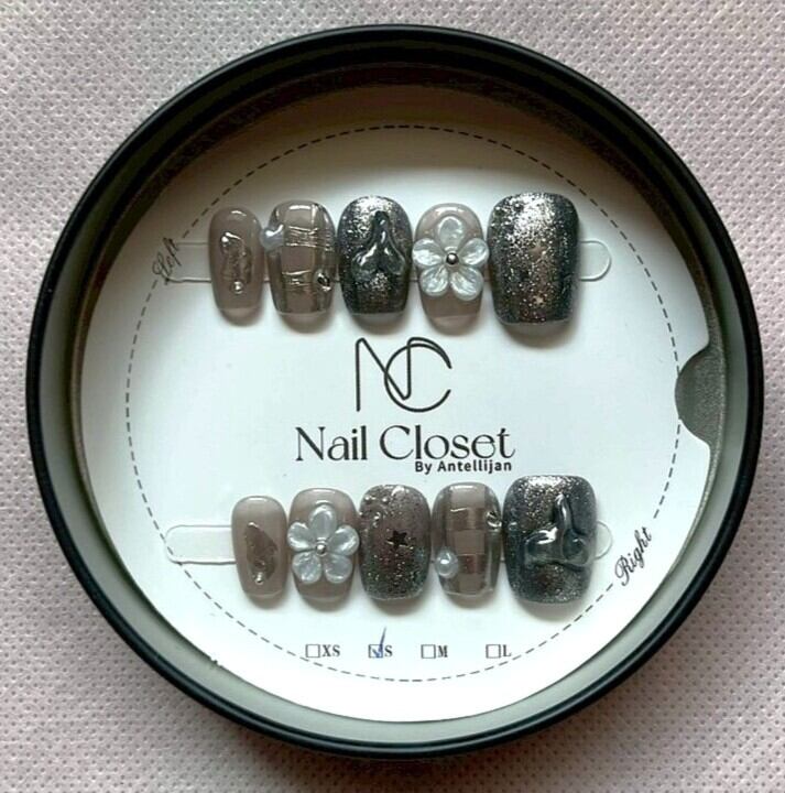 ブラックグリッターフラワー|premium ネイルチップ