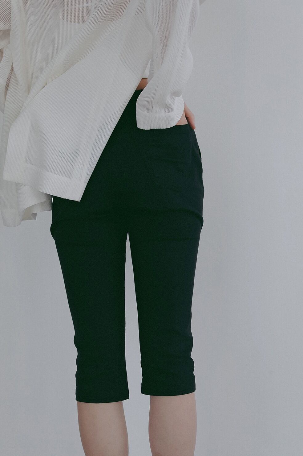 MANOF STRETCH CAPRI PANTS | FLICKA ASHIYA