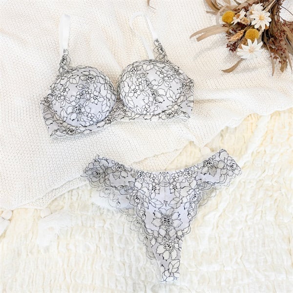 【専用ページ】BBランジェリーBB育乳ブラ/水色C75+Tショーツホワイトブルー 専用ページ】BBランジェリーBB育乳ブラ/水色C75+Tショーツホワイトブルー