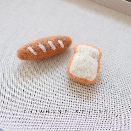 ハンドメイド風 羊毛フェルト ブローチ ピン バゲット クッキー 目玉焼き 徽章 4点 セット ギフト かわいい 雑貨 パン スイーツ 商品画像3