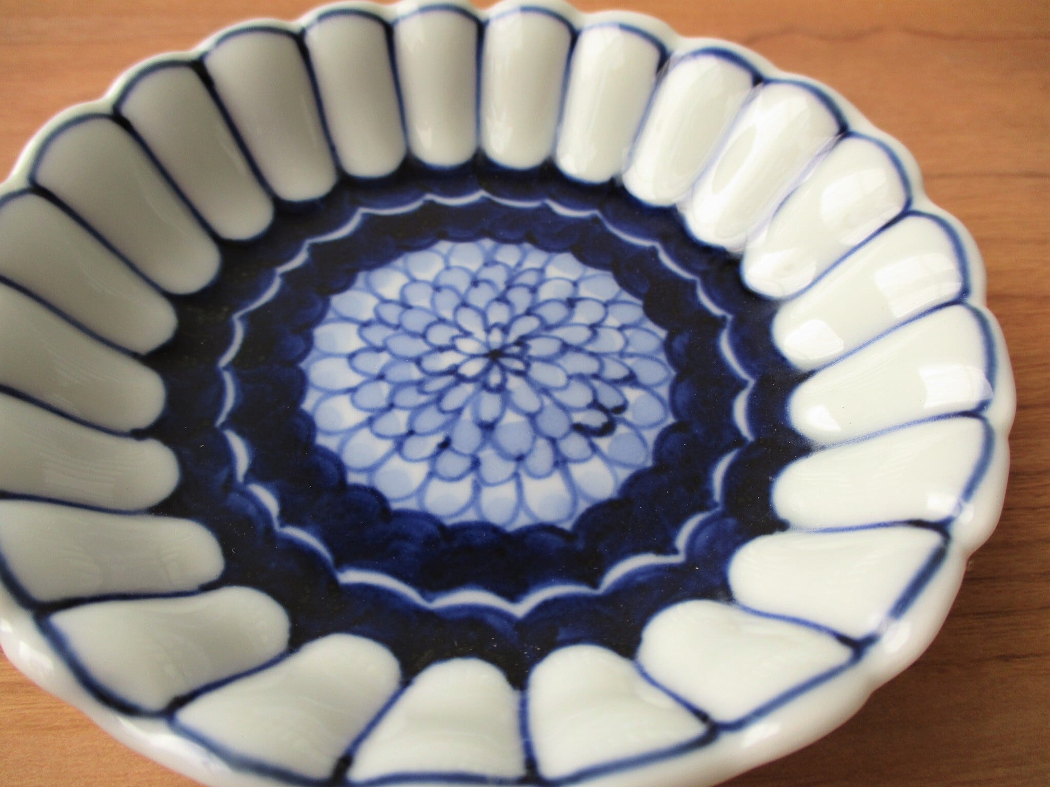 菊紋丸菊花型手塩皿【有田焼】 | 有田焼や心器