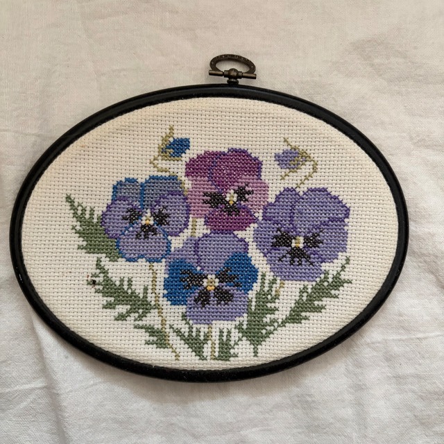 パンジーのクロスステッチの壁飾り