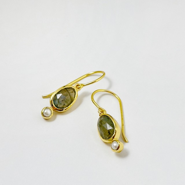 Gold Coating ラブラドライト と プチパール フックピアス