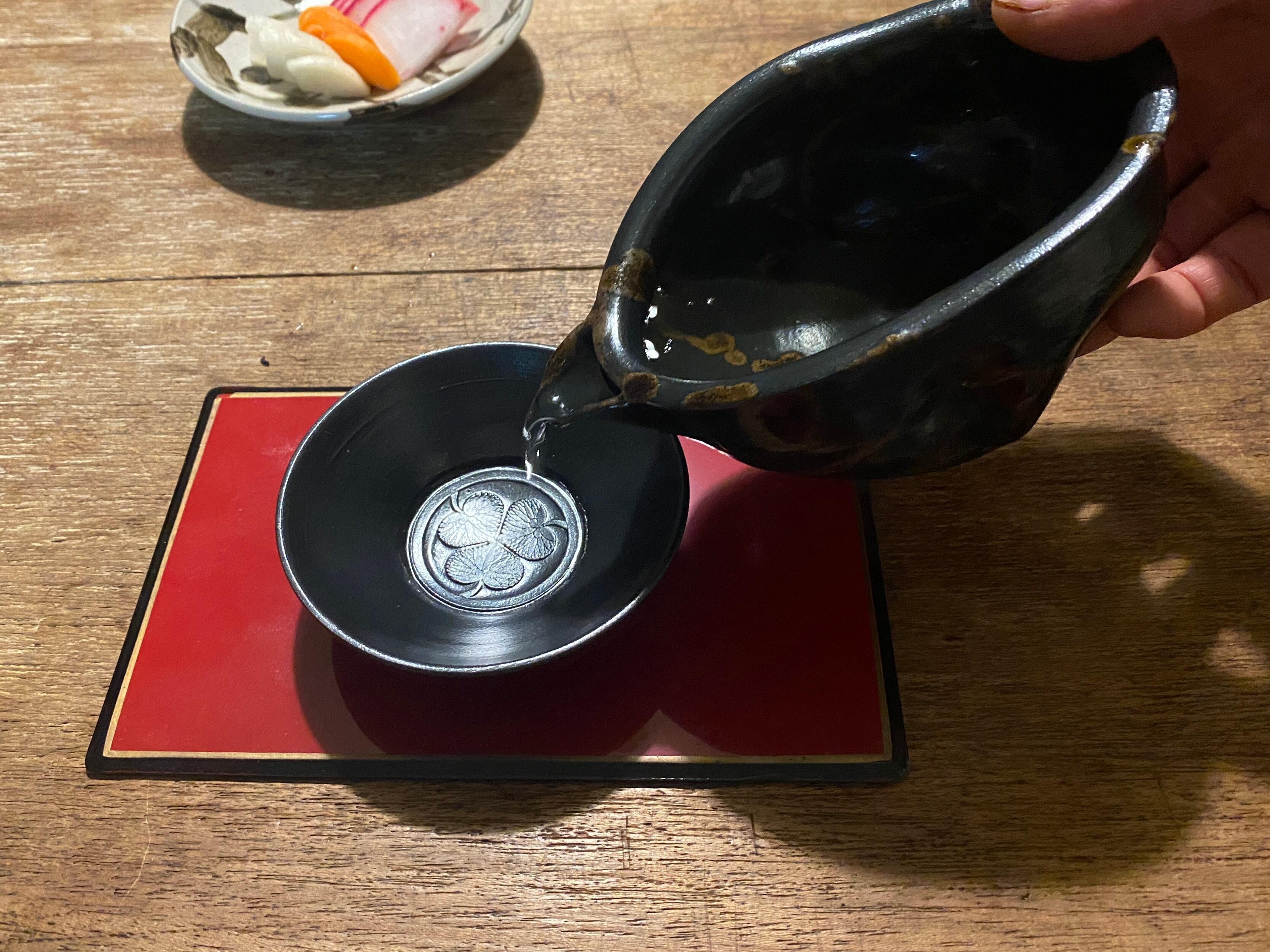 三つ葉葵紋様 陶器製皿　箱付　尾張徳川家御用窯　篠島焼　御紋付鮎皿　古美術　骨董 直透窯 / 丹黒 出世盃 / 家康公ゆかりの志戸呂焼 徳川三つ葉葵紋 | 直透窯