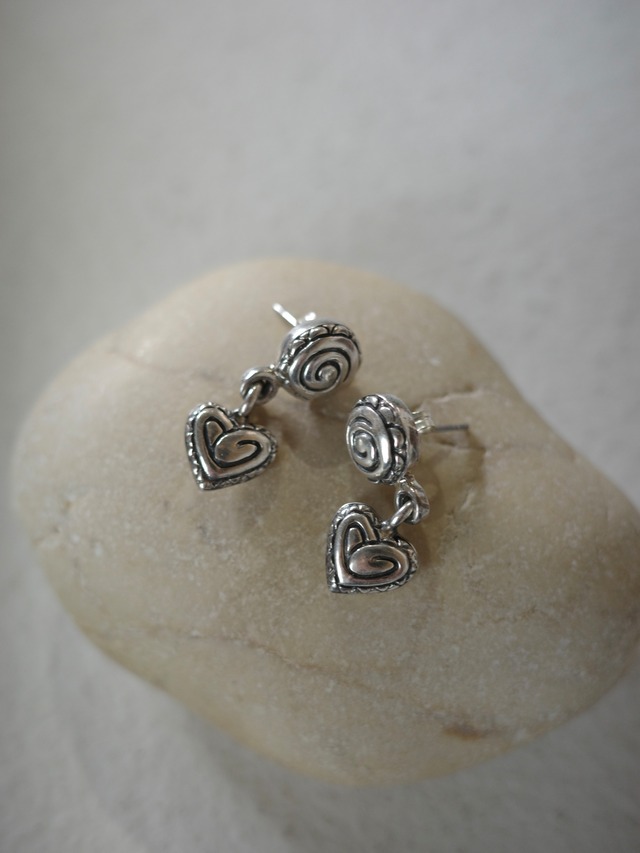 ＜vintage＞textured heart  studs pierce