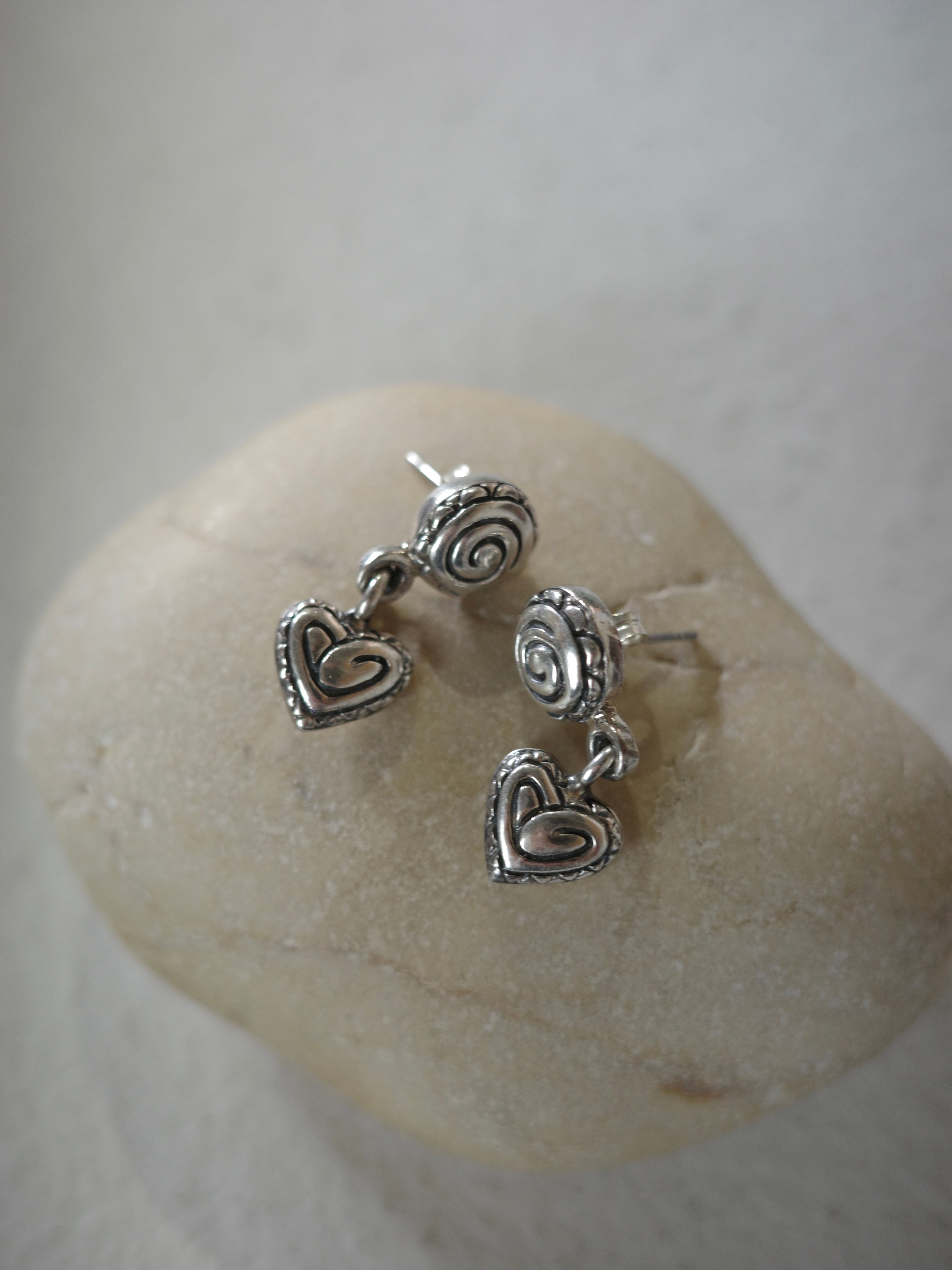<vintage>textured heart studs pierce
