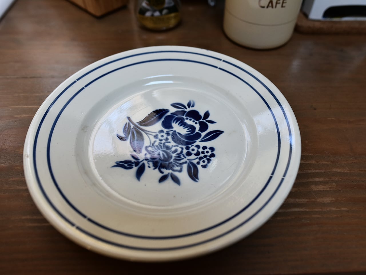 ブルーの花柄が素敵なサルグミンヌ製大皿プレート フレンチアンティーク