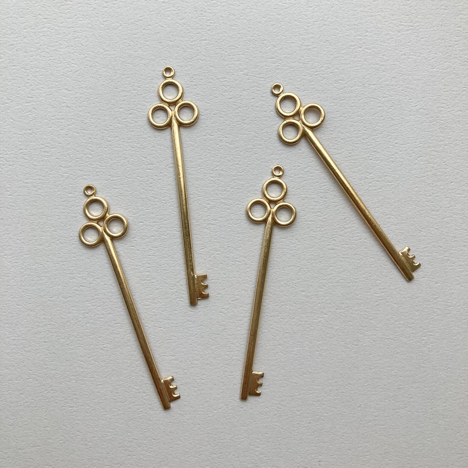 USA真鍮 丸3つの大ぶり鍵チャーム | Dua-アクセサリーパーツショップ
