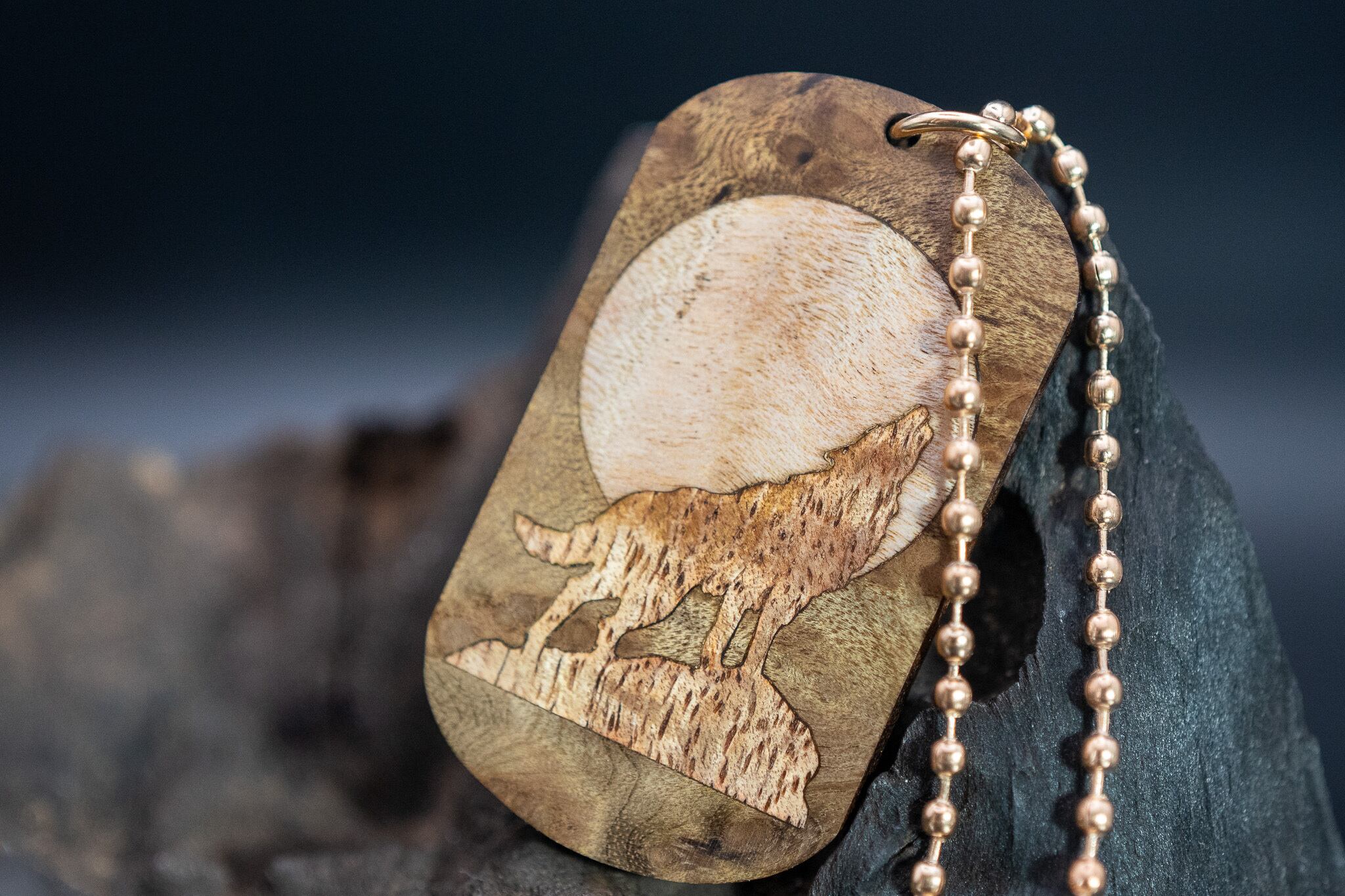 【 緻密な黄金の杢 】 マーブルウッド ドッグタグ 象嵌 月と狼