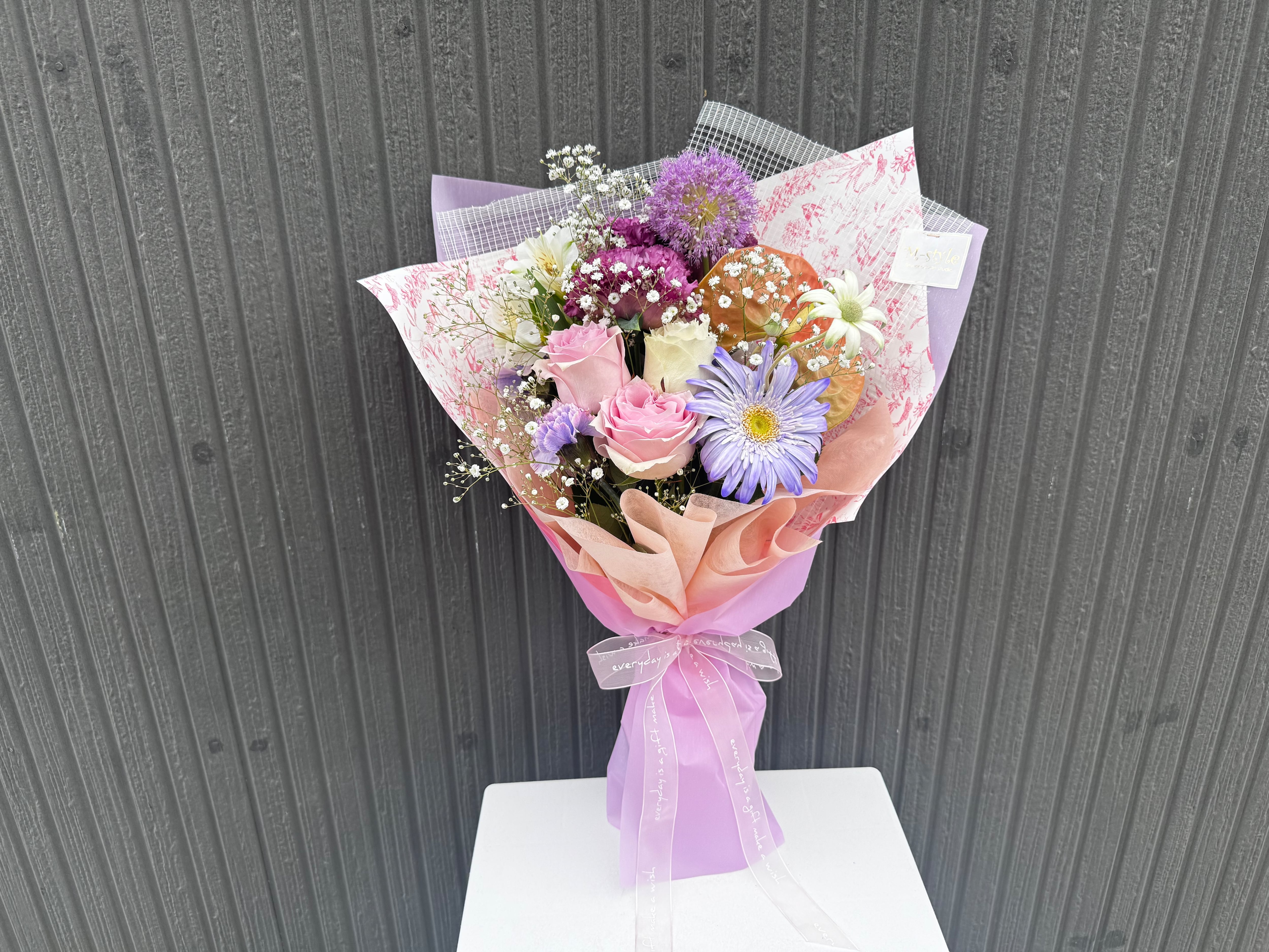 【中古】 やさしさの花束 地方発送・市内配達用】優雅さとやさしさが溶け合う、上品なカラーの