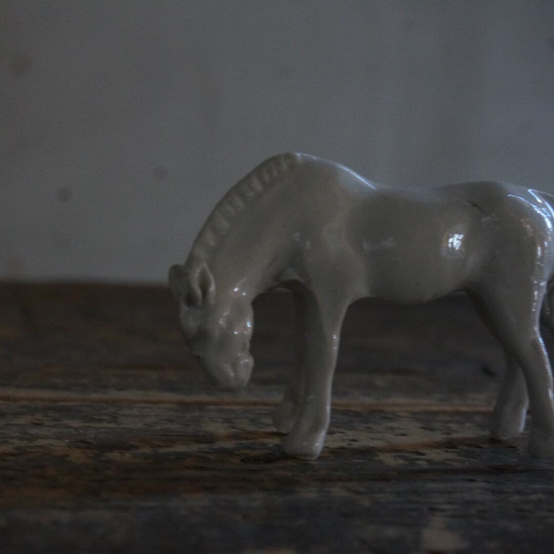 古いベルギー陶器の馬