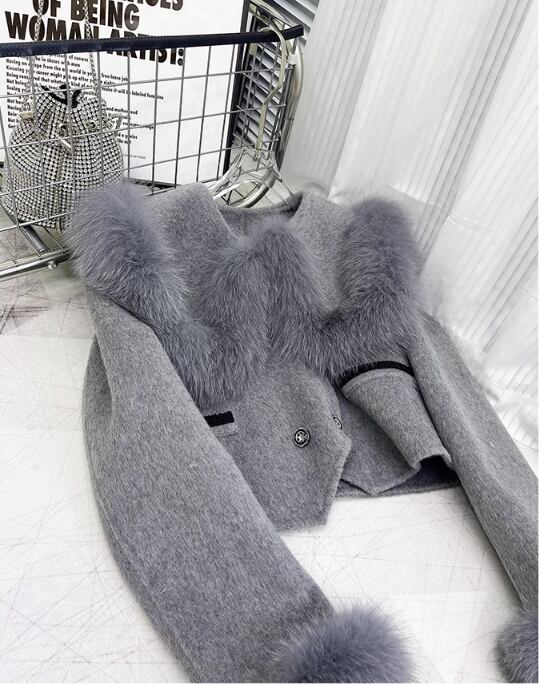 THE YOn クロップドスリーブボリュームエコファーコート　グレー THE YOn（ザヨン）の「クロップドスリーブボリュームエコファー