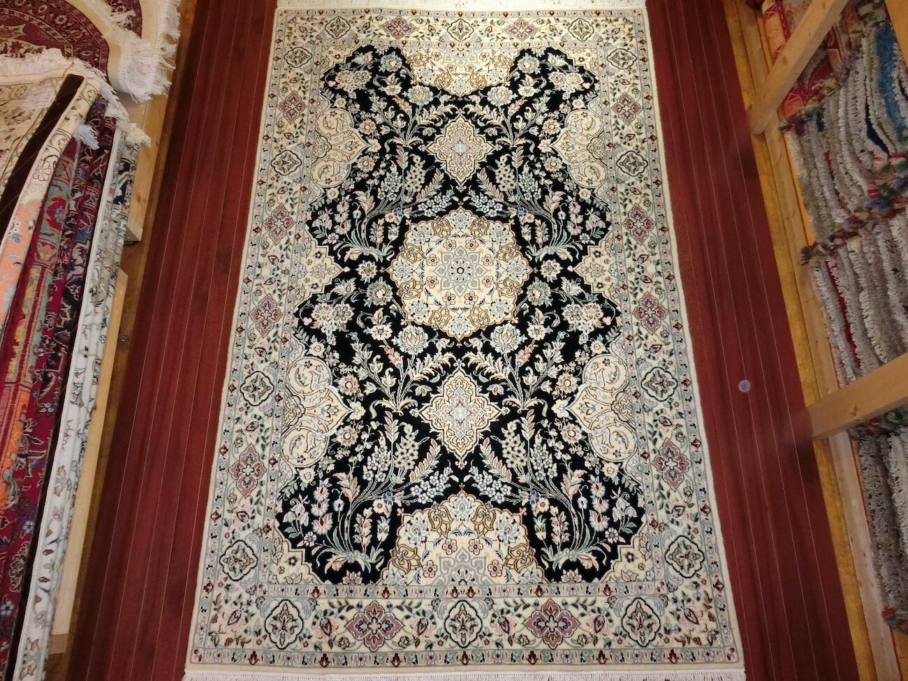 ペルシャ絨毯　手織り ナイン産　9LA【リビングサイズ】1574