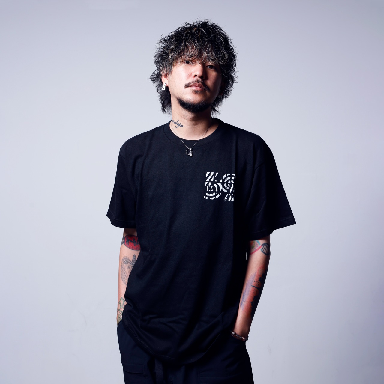 69スラッシュ Tee／Black