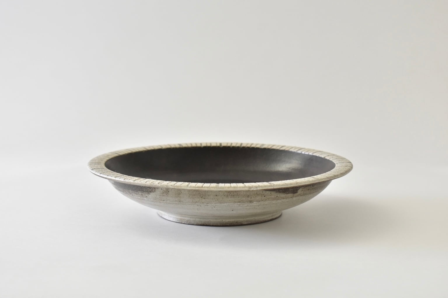 フチ縞文八寸リム鉢／白華窯 吉永サダム | GALLERY唐重