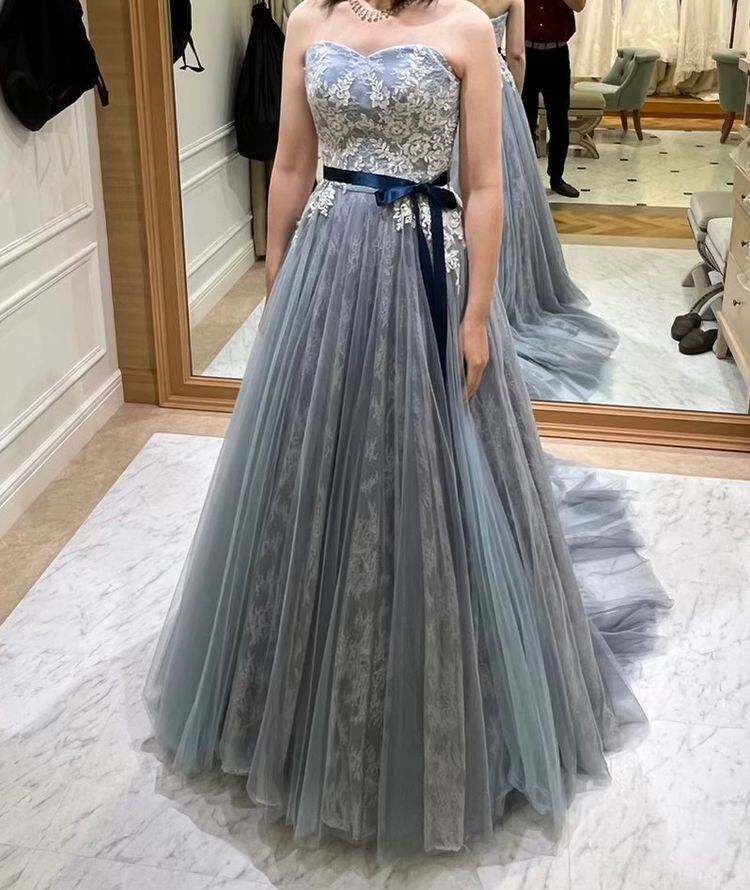 カラードレス グレー サッシュベルト 魅惑の花レース シアーな美しさ  