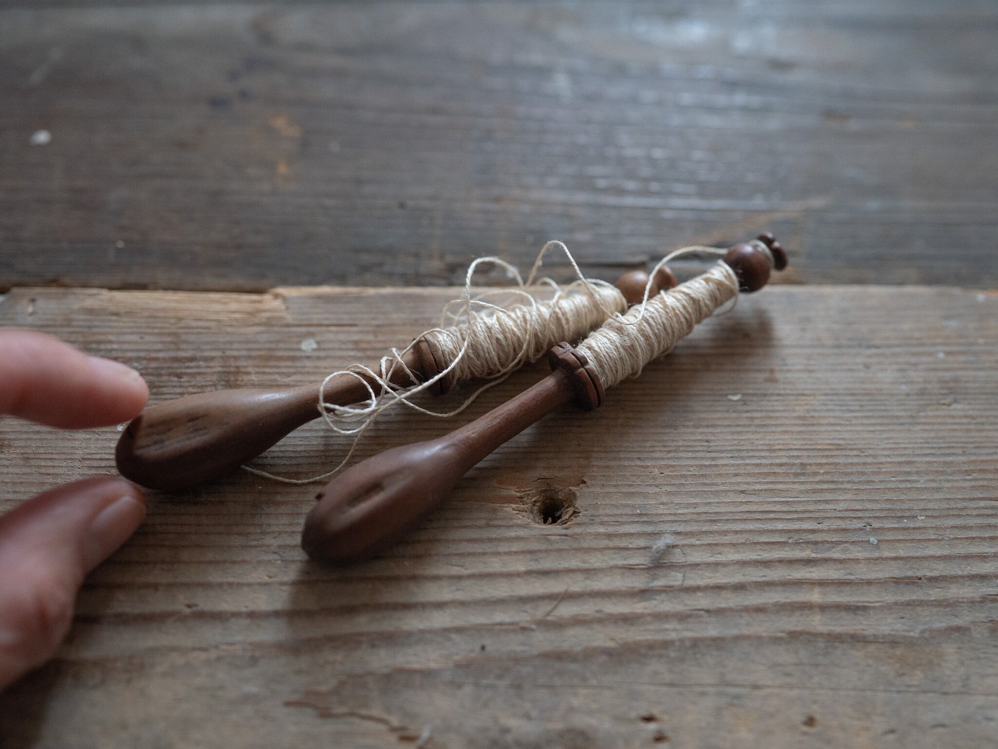 雰囲気のある古い糸巻き2本セット(糸つき) フレンチアンティーク