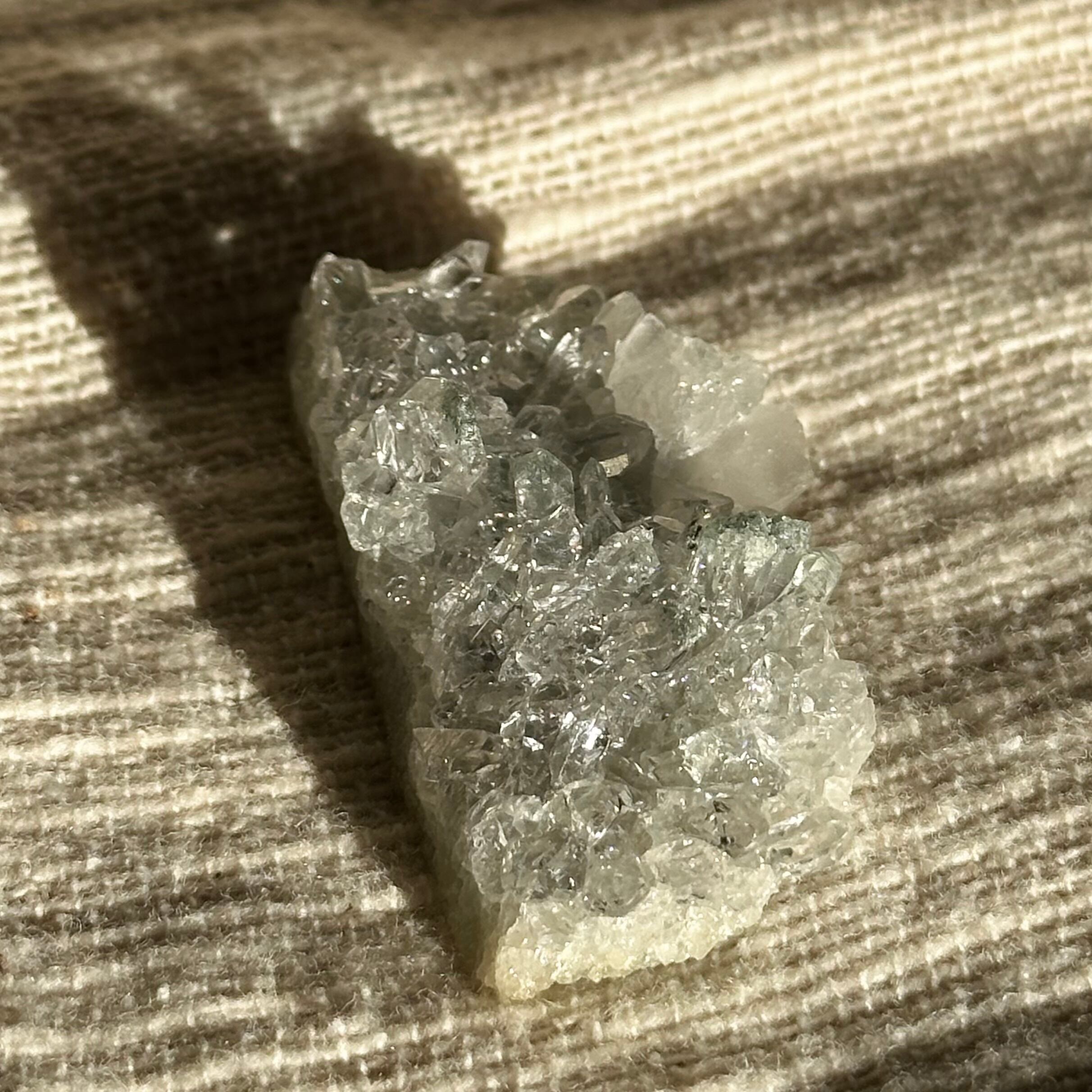 手のひらサイズ【ヒマラヤ水晶｜マニハール産】クローライト付き 水晶