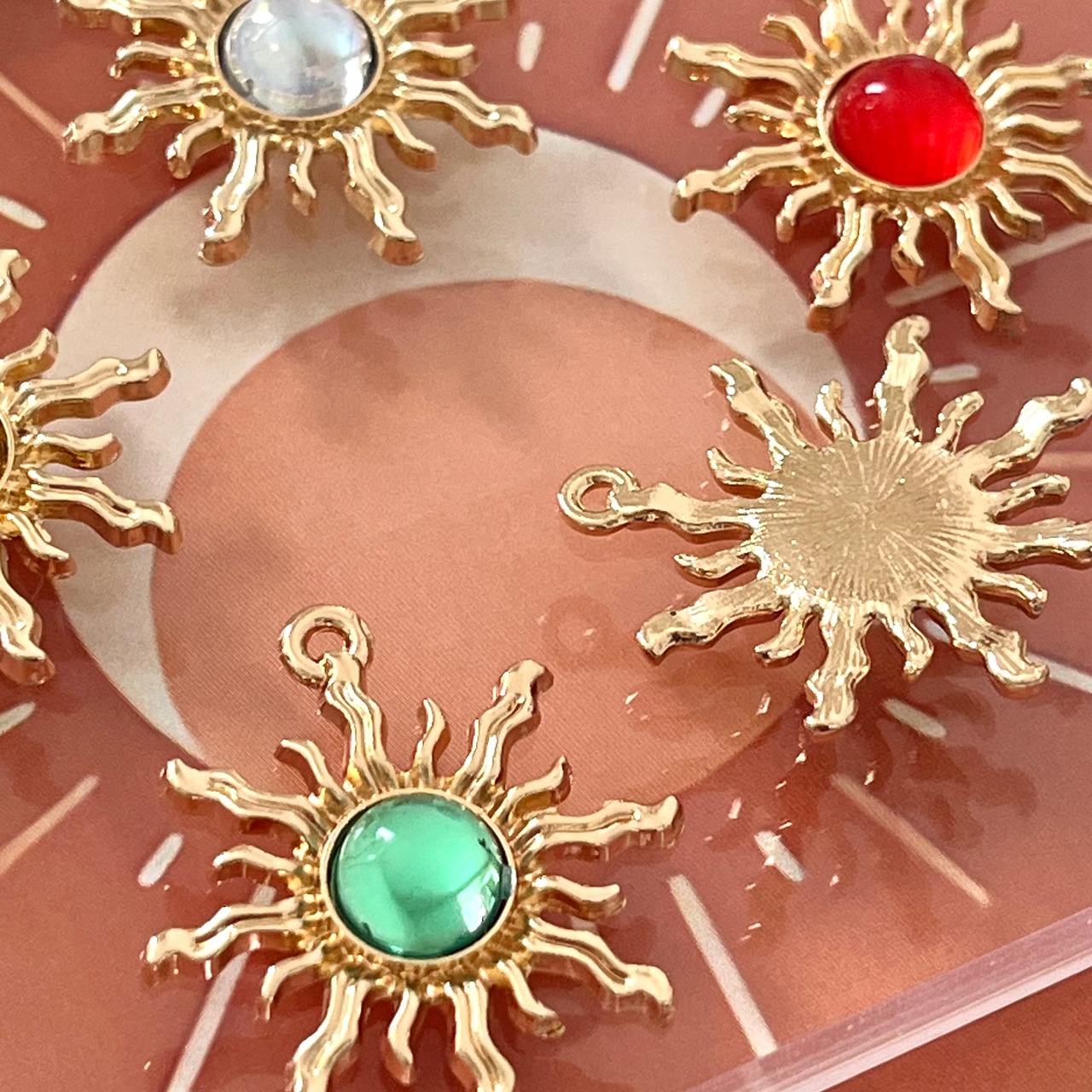 サン太陽ゴールドアクリルストーンチャーム/パーツ/両カン/ネックレス/コネクター