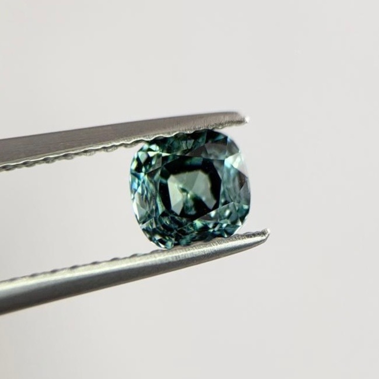 ブルーグリーントルマリン クッションカット 5.0x4.9mm, 0.70ct, アフガニスタン産