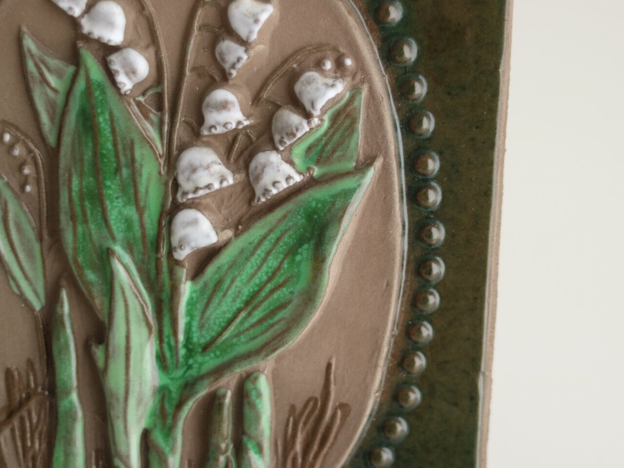 Jie Gantofta ジィガントフタ / スズランの陶板 No.4504 | Taloni