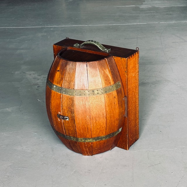 Vintage Bottle Cabnet 樽型のワインラック