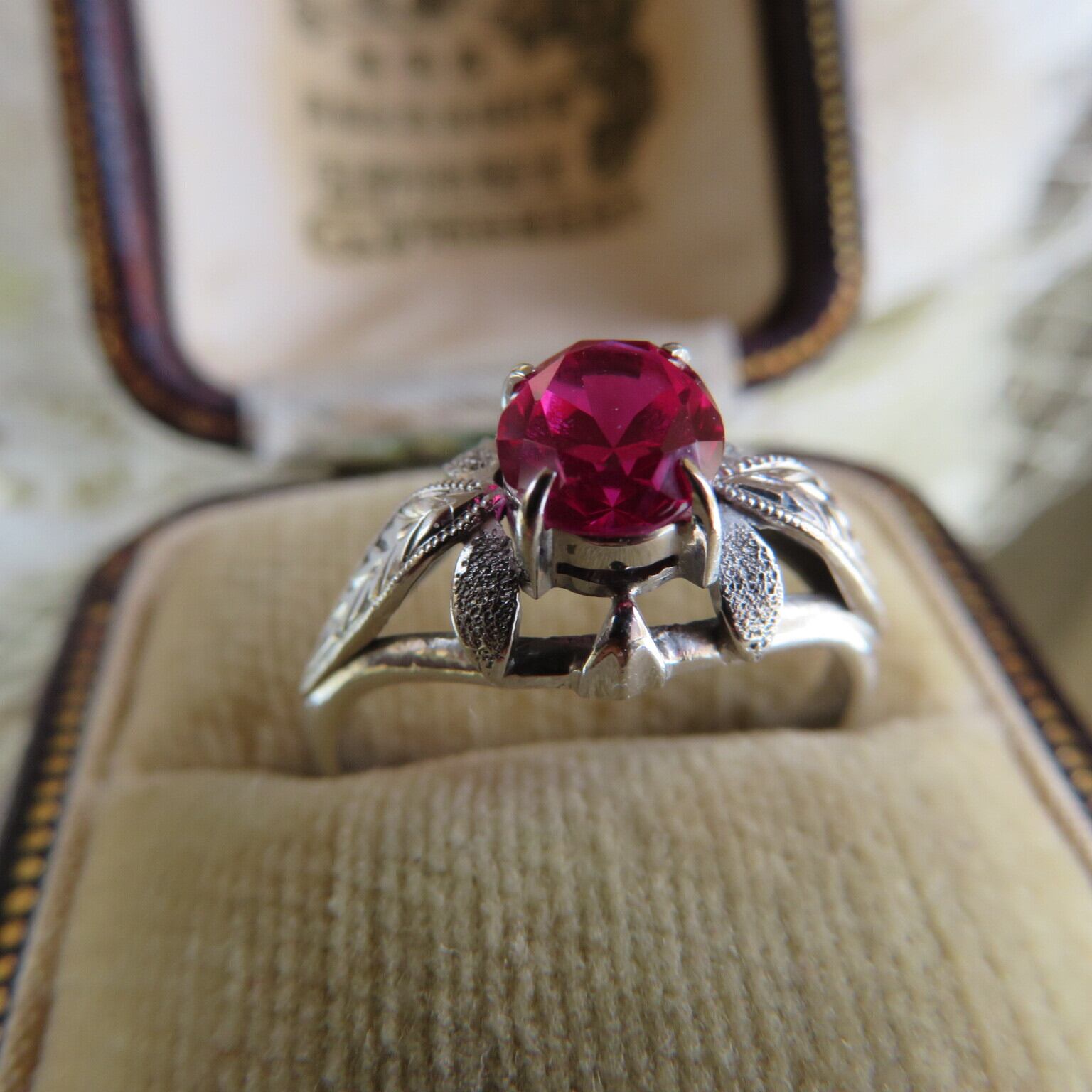 ヴィンテージ K14WG和彫りに合成ルビーのリング