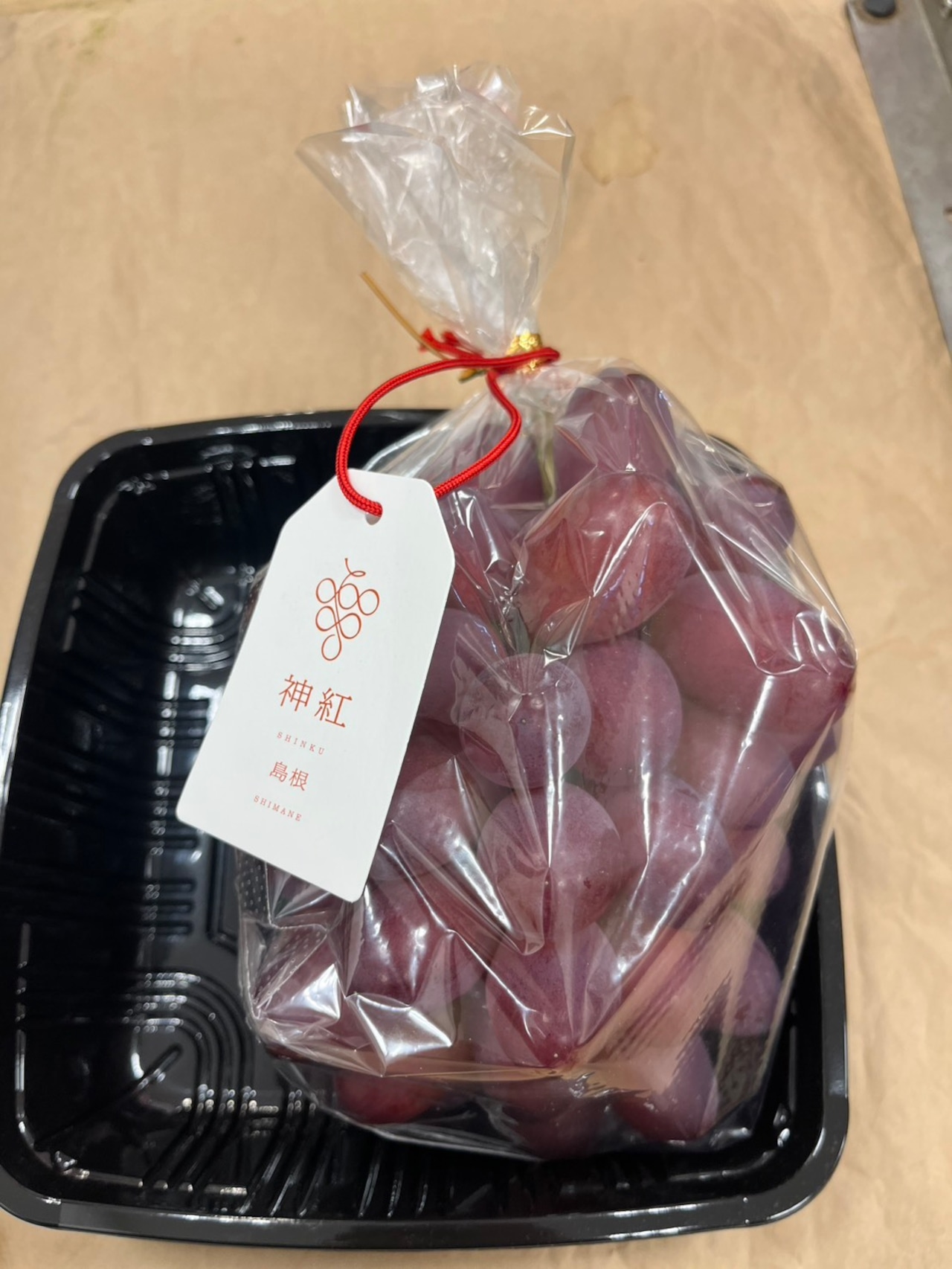 【神の葡萄】神紅/しんく/糖度20~30/超高糖度/島根県限定ブランド品種/秀品以上タグ付【大サイズ】