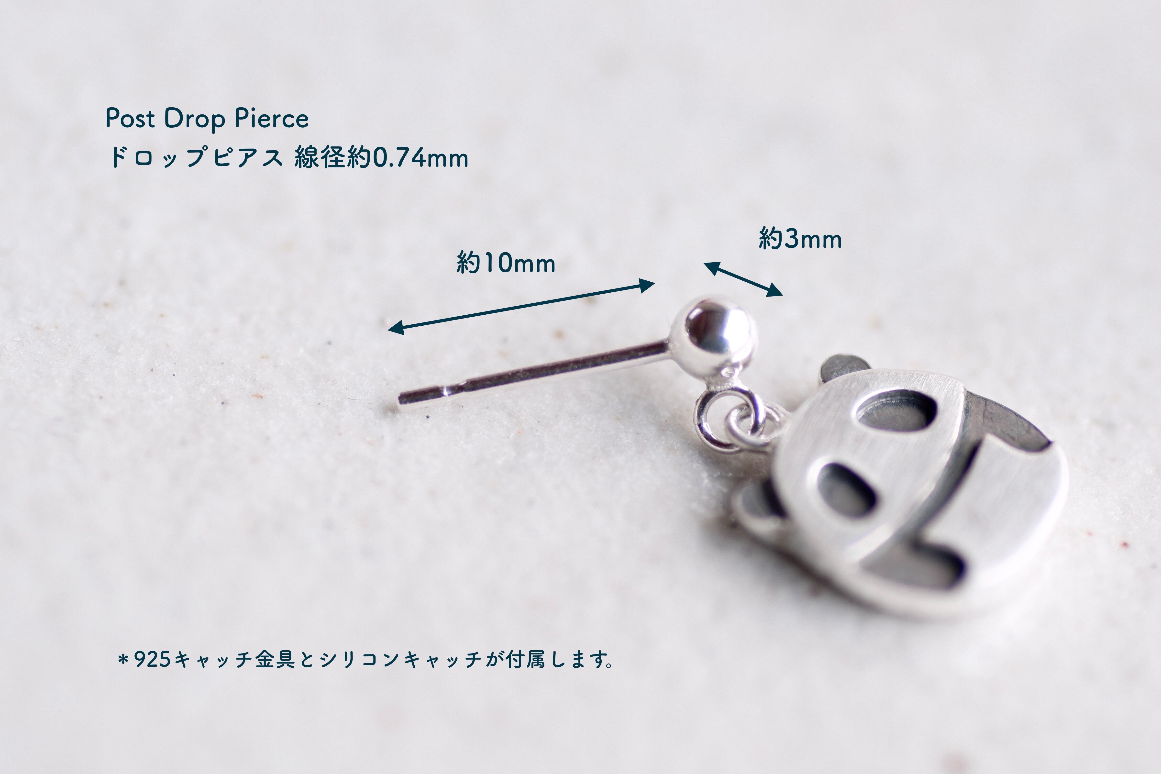 ペンギンピアス　片耳 空飛ぶケープペンギンピアス・イヤリング（片耳）台座付 - cokeco