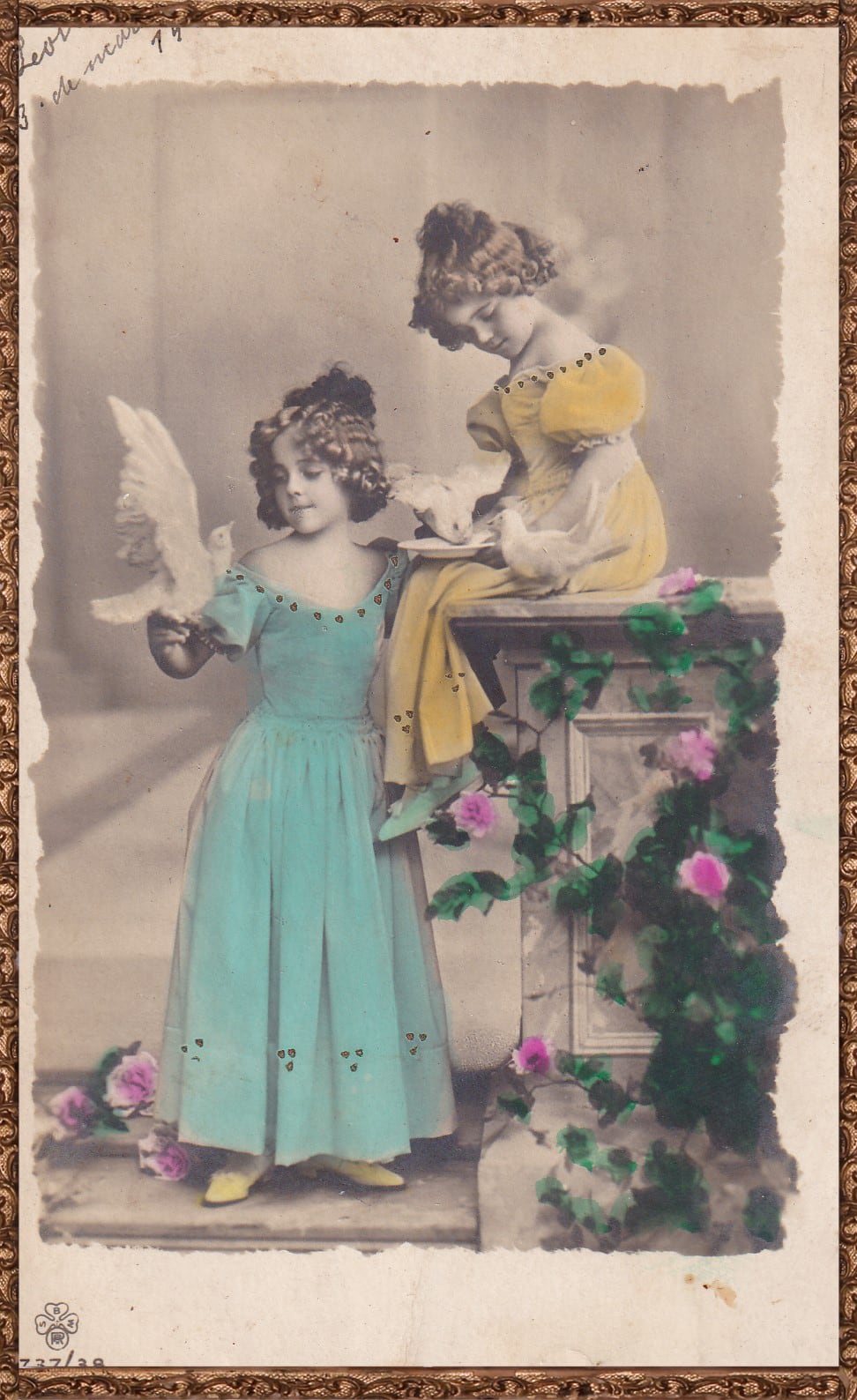Antique postcard 白鳩とお庭で遊ぶ美しい姉妹 1910年 Grete Reinwald