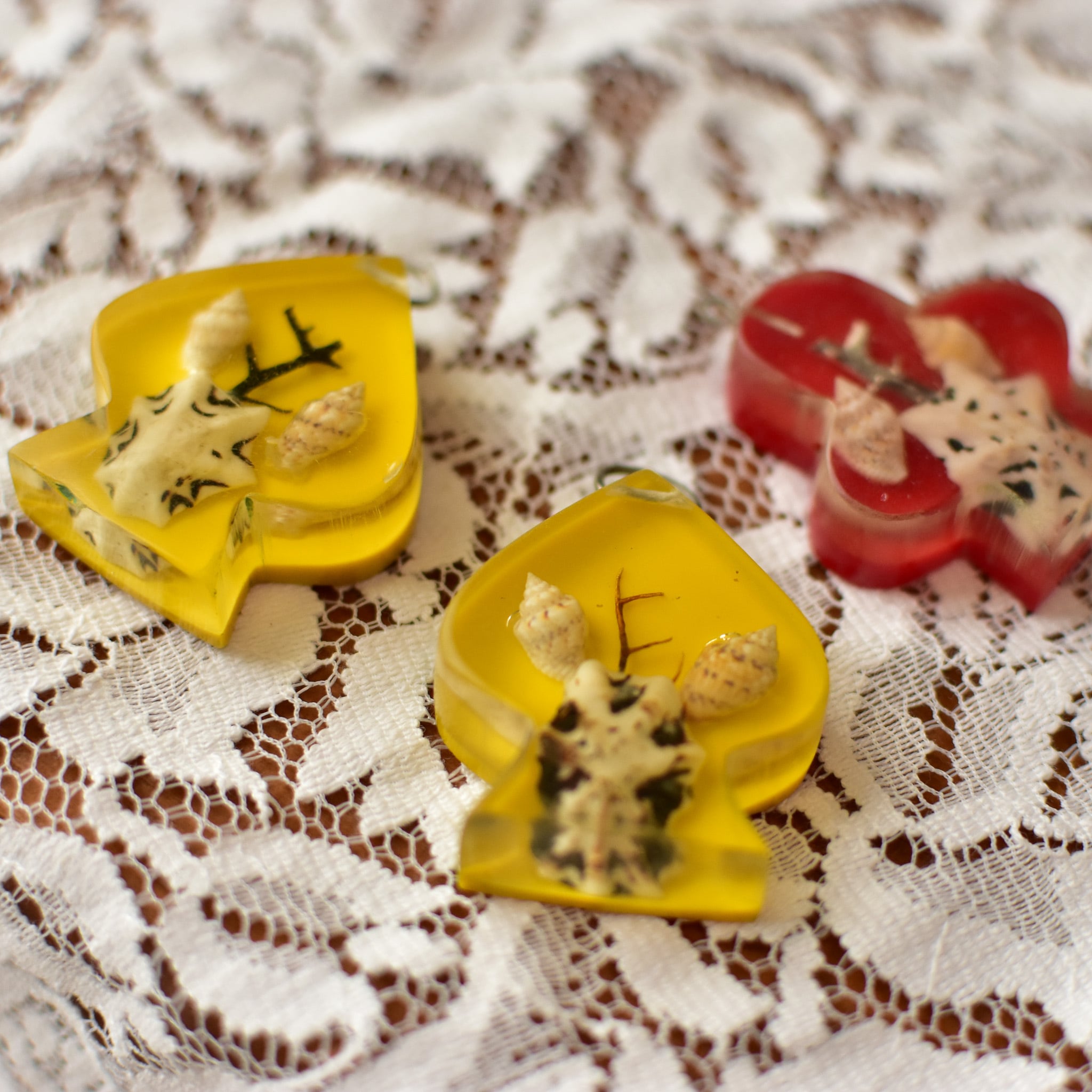 3個セット 昭和レトロポップ 樹脂製のチャーム | チェコガラスボタン