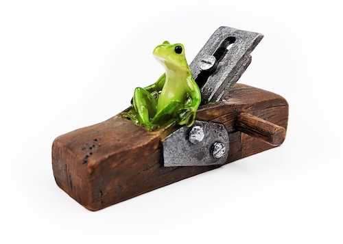 カエルオブジェ アンティーク調カンナと職人蛙