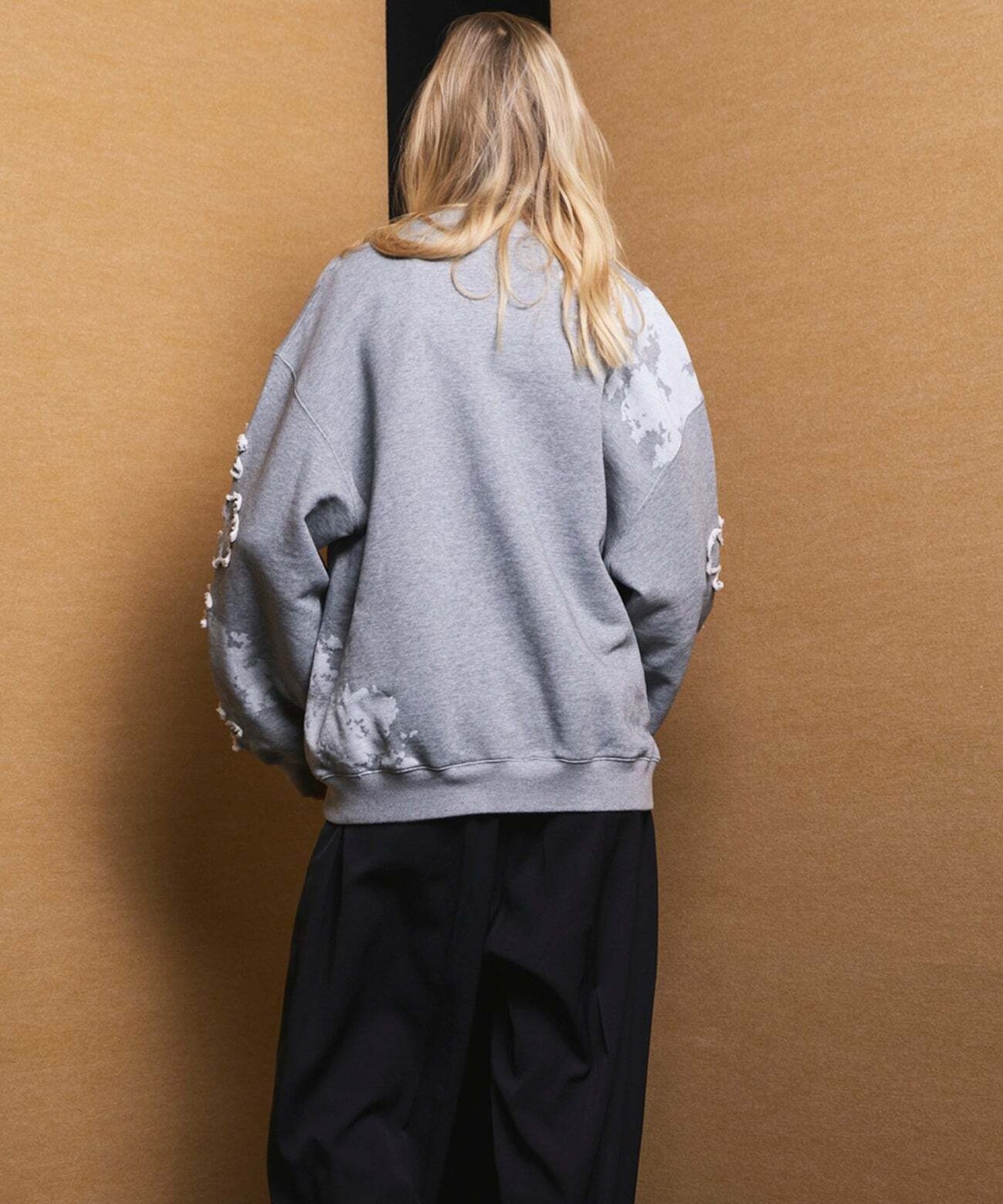 【26AW | MEN】MAISON SPECIAL メゾンスペシャル / フラワーパッチプライムオーバークルーネックスウェット  / 11262411703 - 10