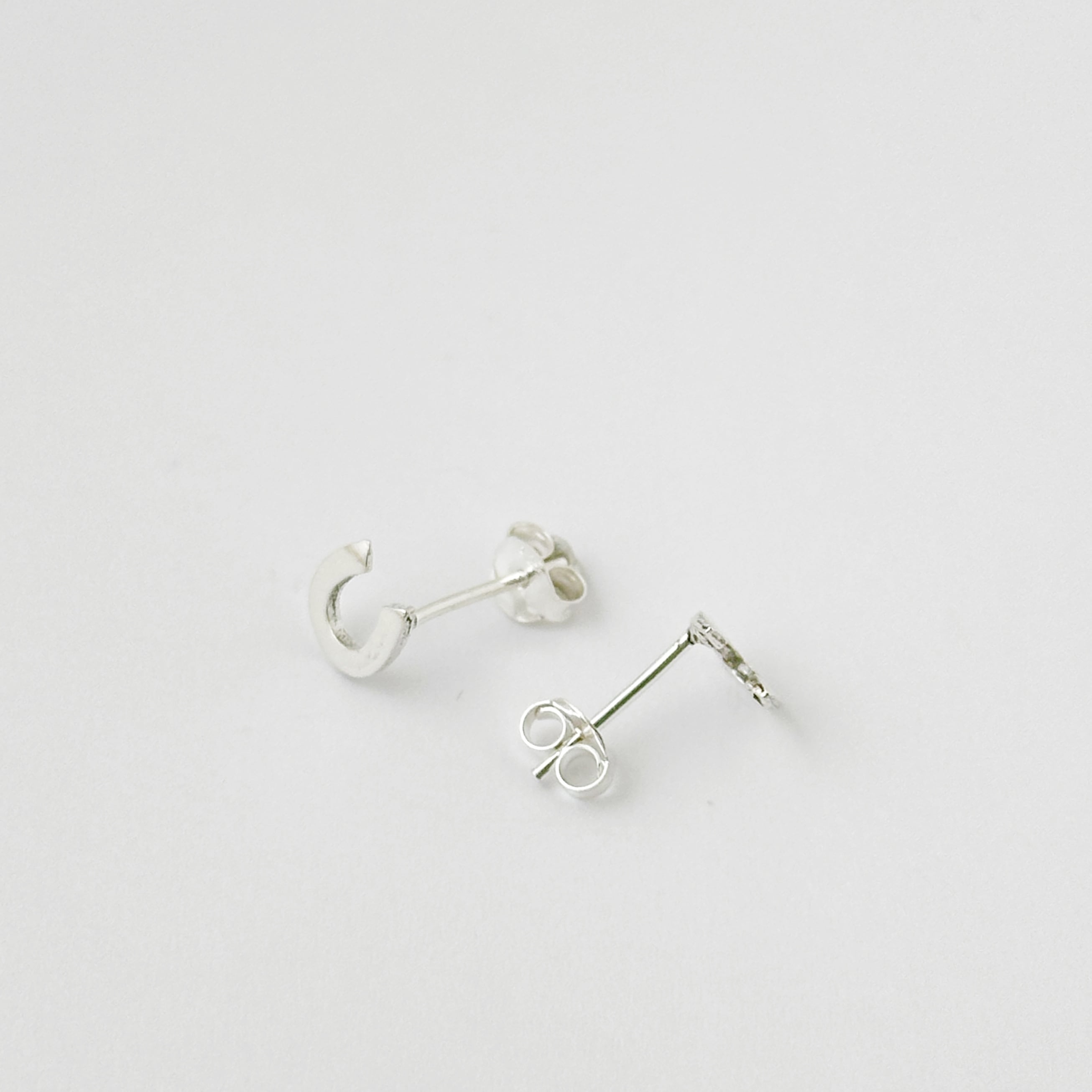 再入荷】上向き シンプル 馬蹄 スタッド ピアス 馬 蹄鉄 ホース うま