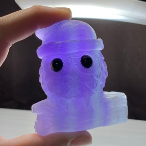 1.帽子をかぶった色合い美しいフローライト・フクロウ