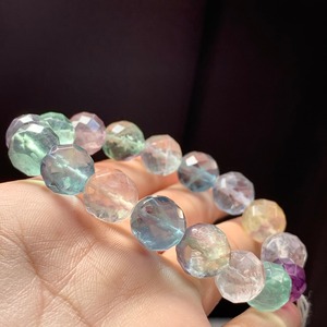 no6.透明感有✩64面体フローライトカットブレスレット