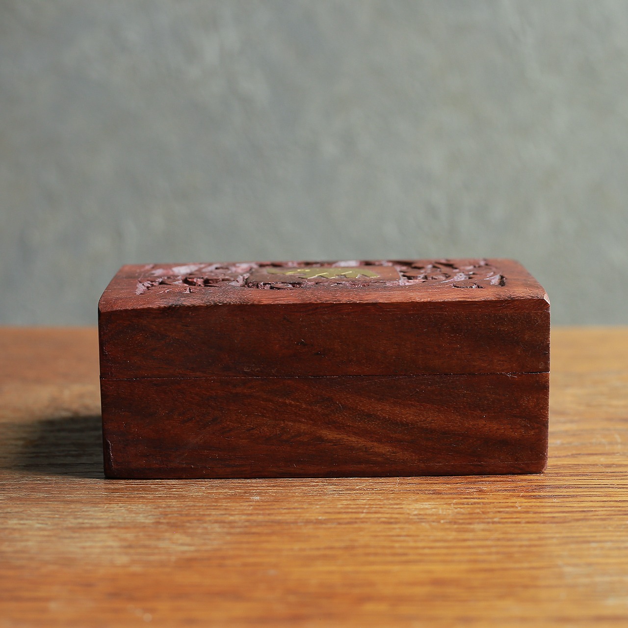 ゴールドのゾウが見守る木箱 1