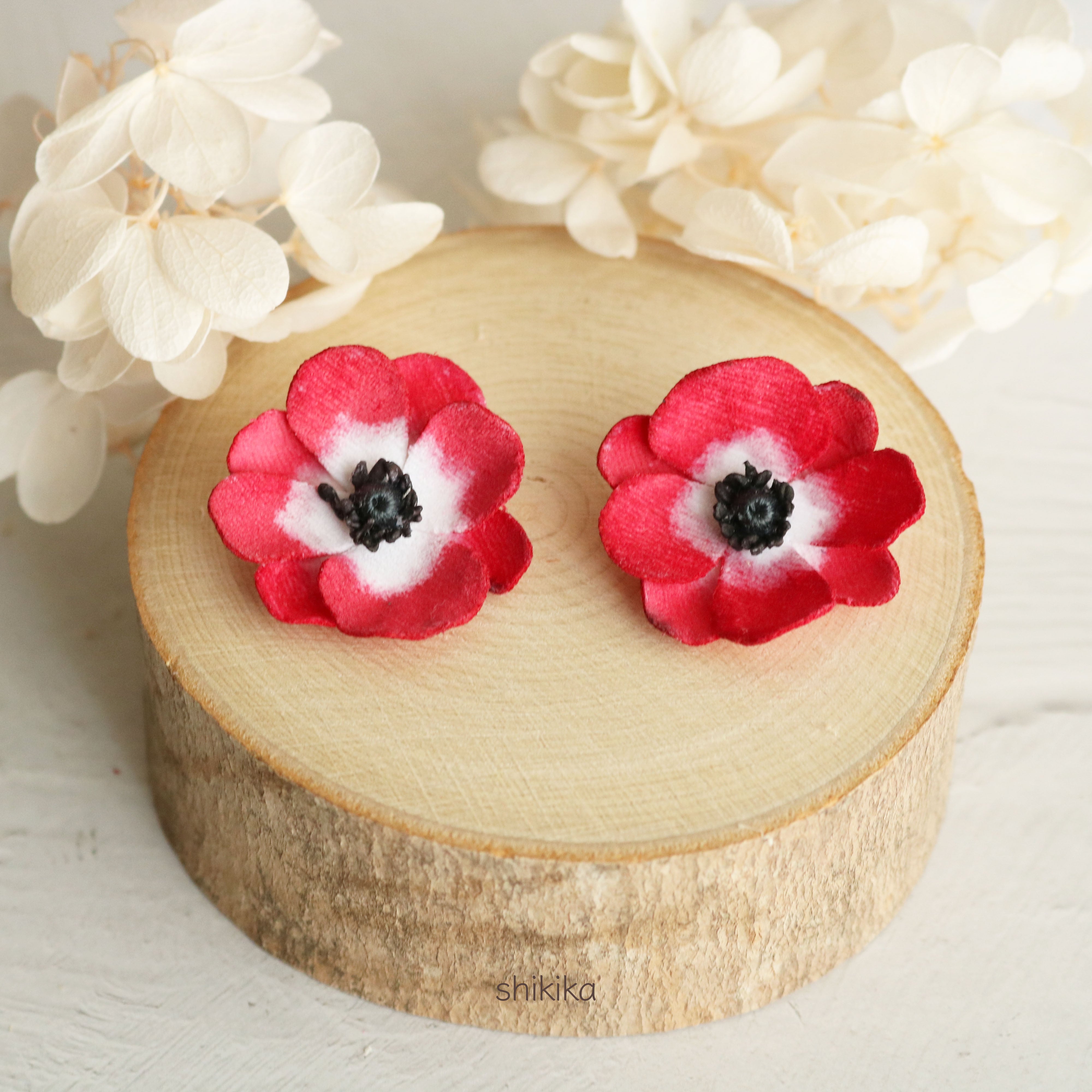 赤いアネモネの布花ピアス Shikika 四季の布花アクセサリー