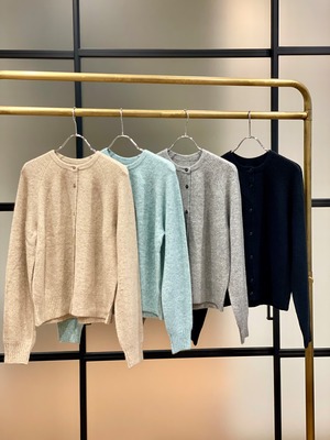 冬の身体を芯から温めてくれるクルーネックカーデ