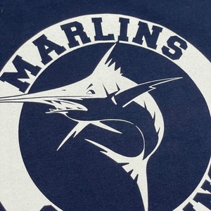 【GILDAN】スイミングクラブ MARLINS SWIMMING バックプリント Tシャツ ロゴ 袖プリント 半袖 L ネイビー US古着