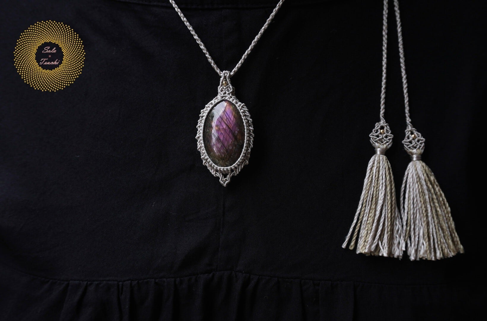 （絹糸）パープルラブラドライトのマクラメ編みペンダント 〜Sarasvatī〜