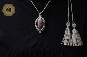 (絹糸)パープルラブラドライトのマクラメ編みペンダント 〜Sarasvatī〜