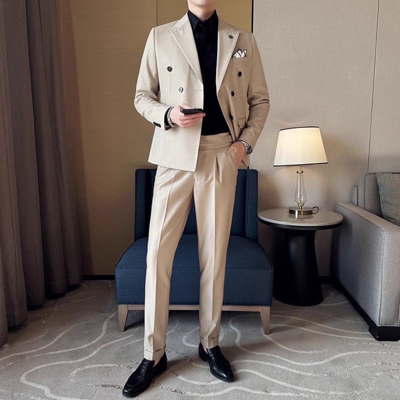 ビジネスシーンからフォーマルな場面まで幅広く活躍するダブルブレストスーツ　SU003