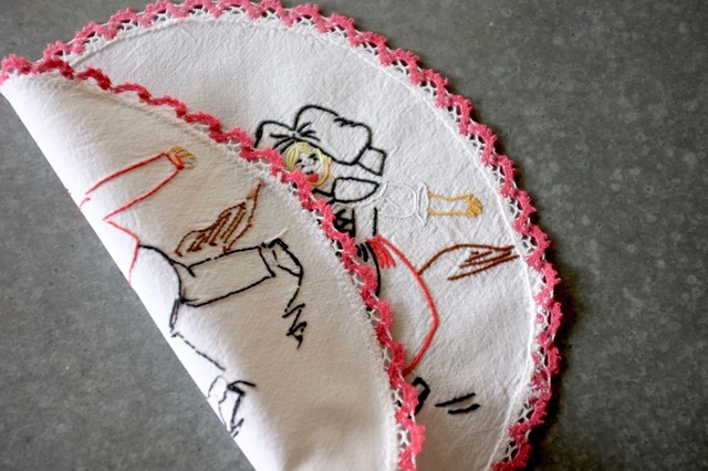 フランス 怪しげな目つきの子供たちと刺繍クロス ドイリー ヴィンテージ