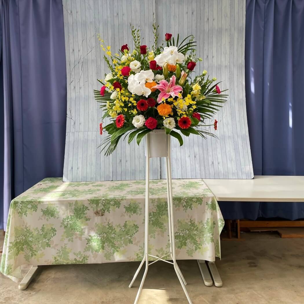 お祝いの気持ちを胡蝶蘭とバラの豪華なスタンド花で贈る「セレブ